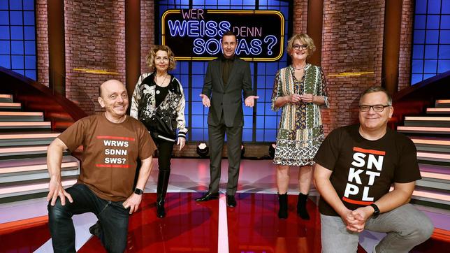 Bild: ARD/Morris Mac Matzen Moderator Kai Pflaume und seine Rateteam-Kapitäne Bernhard Hoëcker und Elton begrüßen in dieser Sendung die Schauspielerin Michaela May und die Schauspielerin Saskia Vester.