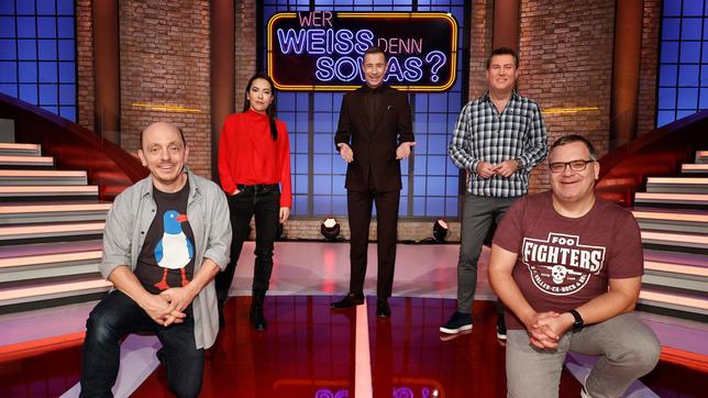Bild: ARD/Morris Mac Matzen Moderator Kai Pflaume und seine Rateteam-Kapitäne Bernhard Hoëcker und Elton begrüßen in dieser Sendung die "Tagesthemen"-Moderatorin Aline Abboud und den "Tagesschau"-Chefsprecher Jens Riewa.