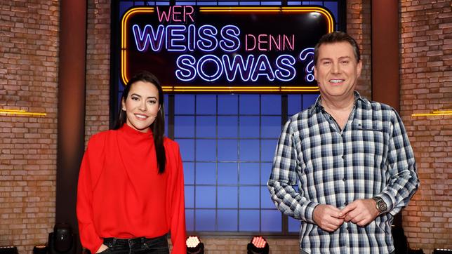 Bild: ARD/Morris Mac Matzen Moderator Kai Pflaume und seine Rateteam-Kapitäne Bernhard Hoëcker und Elton begrüßen in dieser Sendung die "Tagesthemen"-Moderatorin Aline Abboud und den "Tagesschau"-Chefsprecher Jens Riewa.