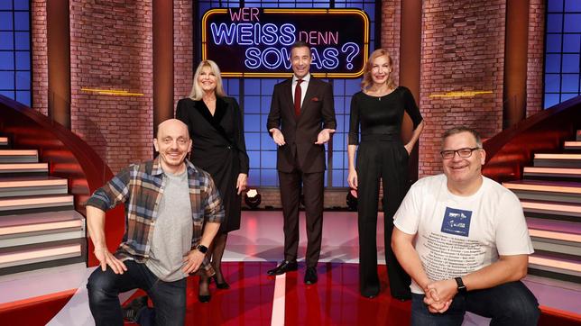 Bild: ARD/Morris Mac Matzen Moderator Kai Pflaume und seine Rateteam-Kapitäne Bernhard Hoëcker und Elton begrüßen in dieser Sendung die Tänzerin, Sängerin und Moderatorin Marlène Charell und Musicaldarstellerin, Chansonsängerin und Schauspielerin Ute Lemper.