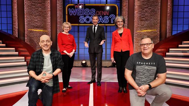 Bild: ARD/Morris Mac Matzen Moderator Kai Pflaume und seine Rateteam-Kapitäne Bernhard Hoëcker und Elton begrüßen in dieser Sendung die Sängerin Peggy March und die Sängerin Ingrid Peters.