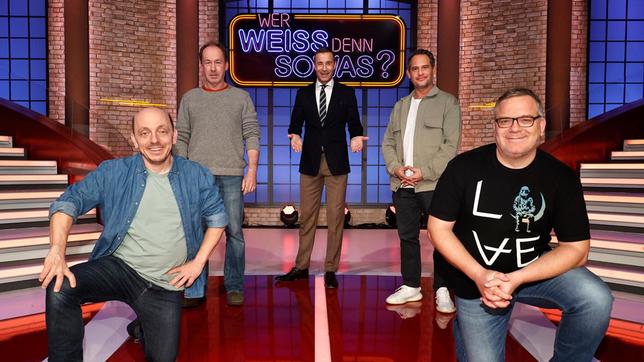 Bild: ARD/Morris Mac Matzen Moderator Kai Pflaume und seine Rateteam-Kapitäne Bernhard Hoëcker und Elton begrüßen in dieser Sendung den Schauspieler Ulrich Noethen und den Schauspieler Moritz Bleibtreu.