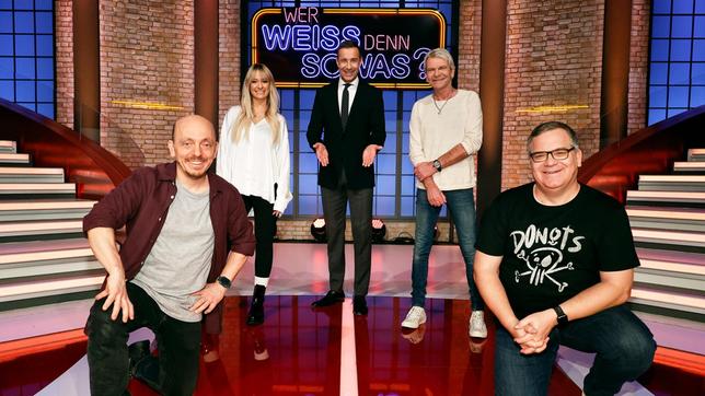 Bild: ARD/Morris Mac Matzen Moderator Kai Pflaume und seine Rateteam-Kapitäne Bernhard Hoëcker und Elton begrüßen in dieser Sendung die Sängerin Christin Stark und ihren Ehemann den Sänger Matthias Reim.