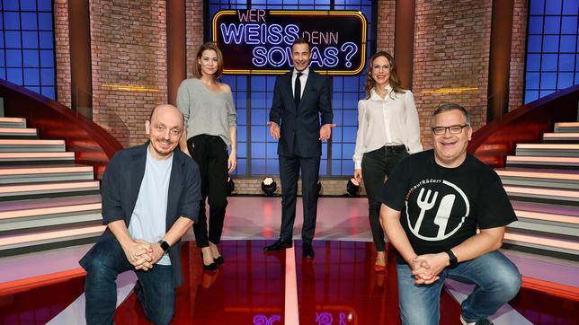 Bild: ARD/Morris Mac Matzen Moderator Kai Pflaume und seine Rateteam-Kapitäne Bernhard Hoëcker und Elton begrüßen in dieser Sendung die Schauspielerin Jessica Ginkel und die Schauspielerin Anneke Kim Sarnau.