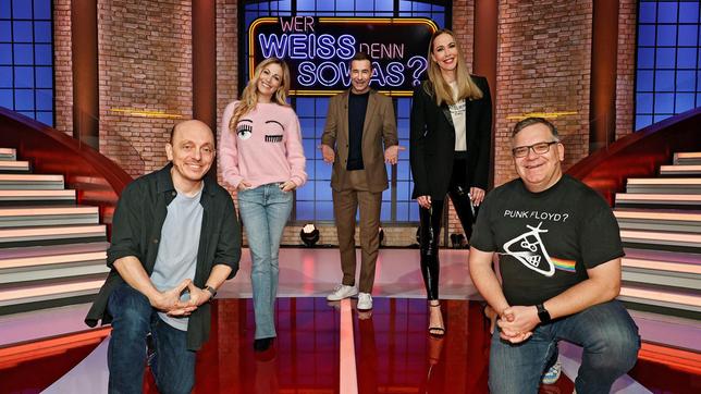 Bild: ARD/Morris Mac Matzen Moderator Kai Pflaume und seine Rateteam-Kapitäne Bernhard Hoëcker und Elton begrüßen in dieser Sendung die Fernsehmoderatorin Andrea Kaiser und die Moderatorin Sylvia Walker.