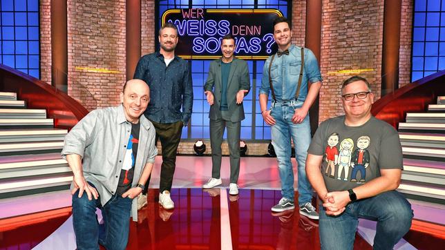 Bild: ARD/Morris Mac Matzen Moderator Kai Pflaume und seine Rateteam-Kapitäne Bernhard Hoëcker und Elton begrüßen in dieser Sendung den Sänger Sasha und den Sänger Eloy de Jong.