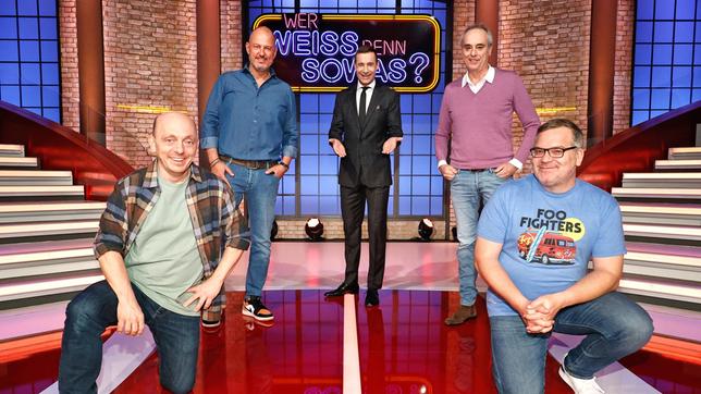 Bild: ARD/Morris Mac Matzen Moderator Kai Pflaume und seine Rateteam-Kapitäne Bernhard Hoëcker und Elton begrüßen in dieser Sendung den Fernsehkoch Frank Rosin und den Fernsehkoch Christian Rach.