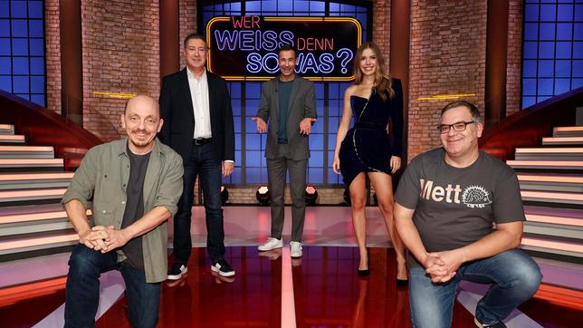 Bild: ARD/Morris Mac Matzen Moderator Kai Pflaume und seine Rateteam-Kapitäne Bernhard Hoëcker und Elton begrüßen in dieser Sendung den Tanz-Profi und Fernsehmoderator Joachim Llambi und die Fernsehmoderatorin Victoria Swarovski.