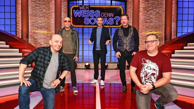 Bild: ARD/Morris Mac Matzen Moderator Kai Pflaume und seine Rateteam-Kapitäne Bernhard Hoëcker und Elton begrüßen in dieser Sendung den Musiker und Sänger der Band ‚City’ Toni Krahl und den Musiker Claudius Dreilich.