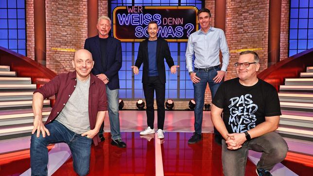 Bild: ARD/Morris Mac Matzen Moderator Kai Pflaume und seine Rateteam-Kapitäne Bernhard Hoëcker und Elton begrüßen in dieser Sendung den ehemaligen Profi-Tennisspieler Boris Becker und den ehemaligen Profi-Tennisspieler Michael Stich.