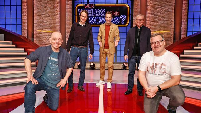 Bild: ARD/Morris Mac Matzen Moderator Kai Pflaume und seine Rateteam-Kapitäne Bernhard Hoëcker und Elton begrüßen in dieser Sendung den Schauspieler Fabian Hinrichs und den Schauspieler Joachim Król.