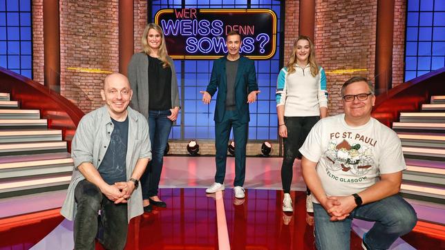 Bild: ARD/Morris Mac Matzen Moderator Kai Pflaume und seine Rateteam-Kapitäne Bernhard Hoëcker und Elton begrüßen in dieser Sendung die Rennrodlerin und Olympiasiegerin Natalie Geisenberger und die Skeletonpilotin und ebenfalls Olympiasiegerin, Hannah Neise.