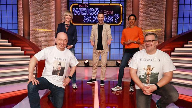 Bild: ARD/Morris Mac Matzen Moderator Kai Pflaume und seine Rateteam-Kapitäne Bernhard Hoëcker und Elton begrüßen in dieser Sendung die ehemalige Leichtathletin Heike Drechsler und die Leichtathletin Malaika Mihambo.