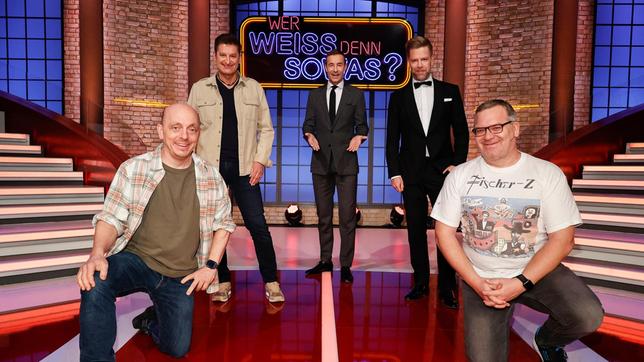 Bild: ARD/Morris Mac Matzen Moderator Kai Pflaume und seine Rateteam-Kapitäne Bernhard Hoëcker und Elton begrüßen in dieser Sendung den Sänger der Band "Pur" Hartmut Engler und den Sänger Tom Gaebel.