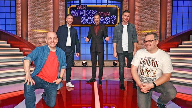 Bild: ARD/Morris Mac Matzen Moderator Kai Pflaume und seine Rateteam-Kapitäne Bernhard Hoëcker und Elton begrüßen in dieser Sendung den Sänger Ramon Roselly und den Sänger Eric Philippi.