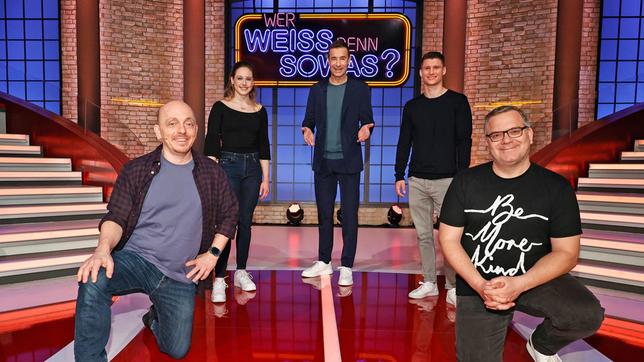 Bild: ARD/Morris Mac Matzen Moderator Kai Pflaume und seine Rateteam-Kapitäne Bernhard Hoëcker und Elton begrüßen in dieser Sendung die Kunstturnerin Sarah Voss und den Kunstturner Lukas Dauser.