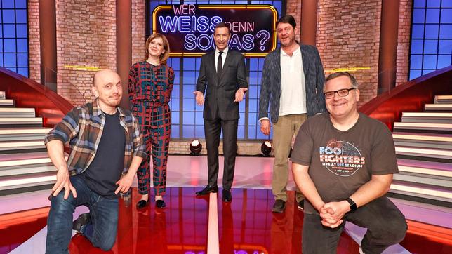 Bild: ARD/Morris Mac Matzen Moderator Kai Pflaume und seine Rateteam-Kapitäne Bernhard Hoëcker und Elton begrüßen in dieser Sendung die Schauspielerin Caroline Peters und den Schauspieler Roeland Wiesnekker.