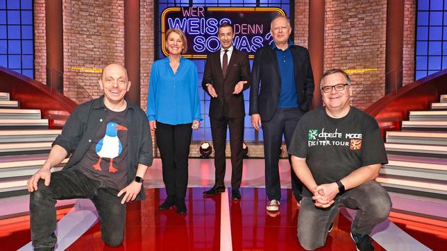 Bild: ARD/Morris Mac Matzen Moderator Kai Pflaume und seine Rateteam-Kapitäne Bernhard Hoëcker und Elton begrüßen in dieser Sendung die Schauspielerin Mareile Millowitsch und den Schauspieler Axel Milberg.