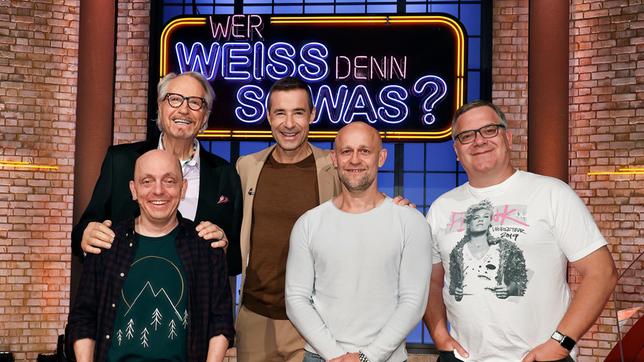 Bild: ARD/Morris Mac Matzen Moderator Kai Pflaume und seine Rateteam-Kapitäne Bernhard Hoëcker und Elton begrüßen in dieser Sendung den Schauspieler Reiner Schöne und den Schauspieler Jürgen Vogel.