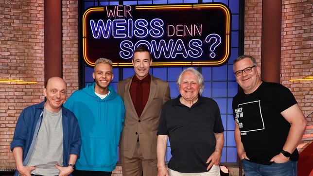 Bild: ARD/Morris Mac Matzen Moderator Kai Pflaume und seine Rateteam-Kapitäne Bernhard Hoëcker und Elton begrüßen in dieser Sendung den Musiker Malik Harris und den Musikjournalist und Kommentator des Eurovision Song Contest Peter Urban.