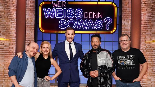 Bild: ARD/Morris Mac Matzen Moderator Kai Pflaume und seine Rateteam-Kapitäne Bernhard Hoëcker und Elton begrüßen in dieser Sendung die Sängerin Jeannette Biedermann und den Sänger Adel Tawil.