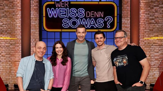 Bild: ARD/Morris Mac Matzen Moderator Kai Pflaume und seine Rateteam-Kapitäne Bernhard Hoëcker und Elton begrüßen in dieser Sendung die Moderatorin Laura Winter und den Fußballspieler Jonas Hofmann.