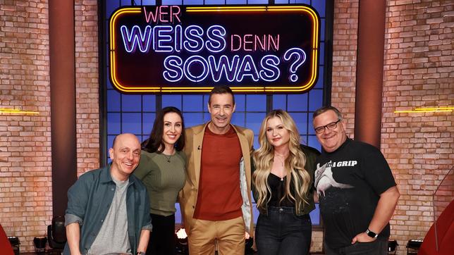 Bild: ARD/Morris Mac Matzen Moderator Kai Pflaume und seine Rateteam-Kapitäne Bernhard Hoëcker und Elton begrüßen in dieser Sendung Jasmin Gnu und Fitness-Influencerin Sophia Thiel.