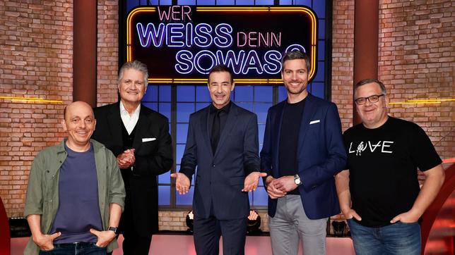 Bild: ARD/Morris Mac Matzen Moderator Kai Pflaume und seine Rateteam-Kapitäne Bernhard Hoëcker und Elton begrüßen in dieser Sendung den Historiker und Fernsehmoderator Guido Knopp und den Journalist und Fernsehmoderator Ingo Zamperoni.
