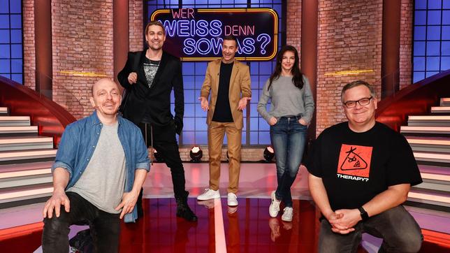 Bild: ARD/Morris Mac Matzen Moderator Kai Pflaume und seine Rateteam-Kapitäne Bernhard Hoëcker und Elton begrüßen in dieser Sendung den Star-Geiger David Garrett und die Sängerin und Schauspielerin Yvonne Catterfeld.