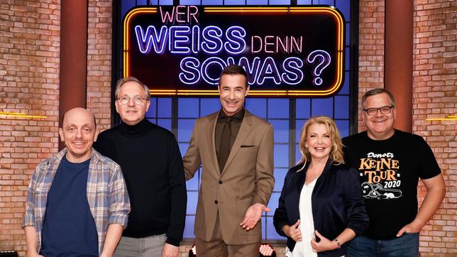 Bild: ARD/Morris Mac Matzen Moderator Kai Pflaume und seine Rateteam-Kapitäne Bernhard Hoëcker und Elton begrüßen in dieser Sendung den Schauspieler und Sänger Olli Dittrich und die Sängerin und Dozentin Jane Comerford.
