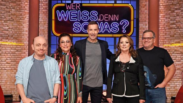 Bild: ARD/Morris Mac Matzen Moderator Kai Pflaume und seine Rateteam-Kapitäne Bernhard Hoëcker und Elton begrüßen in dieser Sendung die Sängerin Julia Neigel und die Sängerin Sandra Cretu.