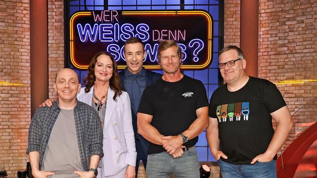 Bild: ARD/Morris Mac Matzen Moderator Kai Pflaume und seine Rateteam-Kapitäne Bernhard Hoëcker und Elton begrüßen die Schauspielerin Natalia Wörner und den Schauspieler Henning Baum.