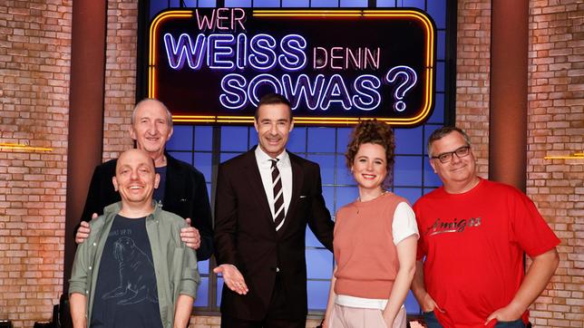 Bild: ARD/Morris Mac Matzen Moderator Kai Pflaume und seine Rateteam-Kapitäne Bernhard Hoëcker und Elton begrüßen in dieser Sendung den Komiker Mike Krüger (h.) und die Schauspielerin Klara Deutschmann.