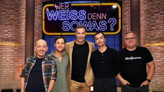 Moderator Kai Pflaume und seine Rateteam-Kapitäne Bernhard Hoëcker und Elton begrüßen in dieser Sendung die Schauspieler Ludwig Trepte und Nikolai Kinski.