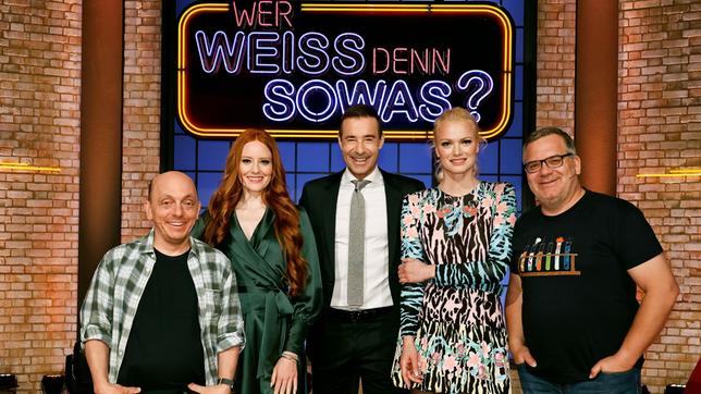 Bild: ARD/Morris Mac Matzen Moderator Kai Pflaume und seine Rateteam-Kapitäne Bernhard Hoëcker und Elton begrüßen in dieser Sendung die Schauspielerin und Model Barbara Meier und die Moderatorin und Model Franziska Knuppe.