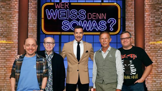 Bild: ARD/Morris Mac Matzen Moderator Kai Pflaume und seine Rateteam-Kapitäne Bernhard Hoëcker und Elton begrüßen in dieser Sendung den ehemaligen Fußballmanager und heutigen TV-Experten Reiner Calmund und den Fußballtrainer Christoph Daum.