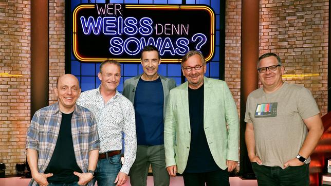 Bild: ARD/Morris Mac Matzen Moderator Kai Pflaume und seine Rateteam-Kapitäne Bernhard Hoëcker und Elton begrüßen in dieser Sendung den Kabarettist und Musiker Michl Müller und den Fernsehmoderator Bernd Stelter.
