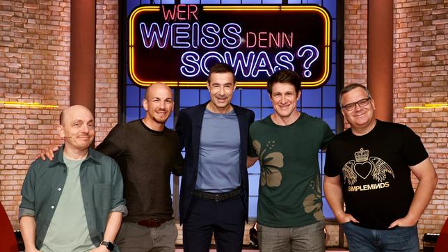 Bild: ARD/Morris Mac Matzen Moderator Kai Pflaume und seine Rateteam-Kapitäne Bernhard Hoëcker und Elton begrüßen in dieser Sendung den ehemaligen Ringer Frank Stäbler und den ehemaligen Gewichtheber Matthias Steiner.