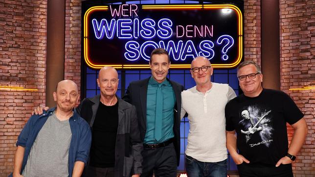 Bild: ARD/Morris Mac Matzen Moderator Kai Pflaume und seine Rateteam-Kapitäne Bernhard Hoëcker und Elton begrüßen in dieser Sendung den Schauspieler Christian Berkel und den Schauspieler Peter Lohmeyer.