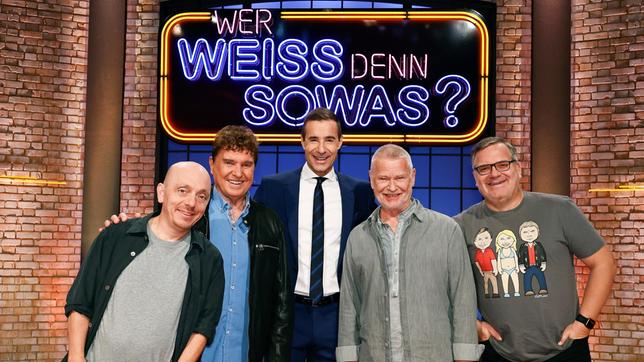 Bild: ARD/Morris Mac Matzen Moderator Kai Pflaume und seine Rateteam-Kapitäne Bernhard Hoëcker und Elton begrüßen in dieser Sendung den Sänger Frank Schöbel und den Sänger Achim Reichel.