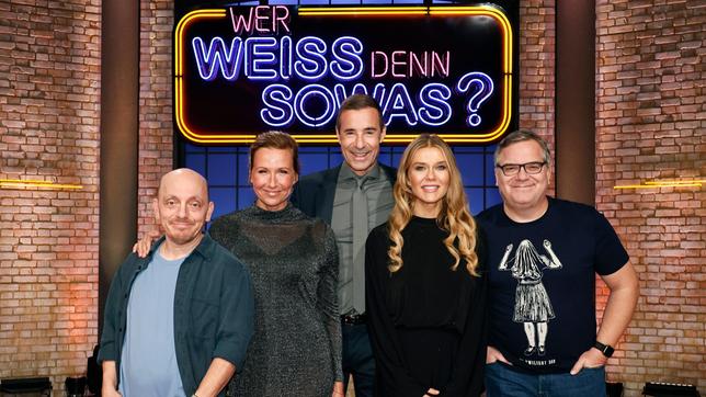 Bild: ARD/Morris Mac Matzen Moderator Kai Pflaume und seine Rateteam-Kapitäne Bernhard Hoëcker und Elton begrüßen in dieser Sendung die Fernsehmoderatorin Andrea Kiewel und die Fernsehmoderatorin Laura Karasek.