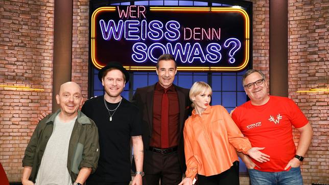 Bild: ARD/Morris Mac Matzen Moderator Kai Pflaume und seine Rateteam-Kapitäne Bernhard Hoëcker und Elton begrüßen in dieser Sendung den Musiker Johannes Oerding und die Musikerin Leslie Clio.