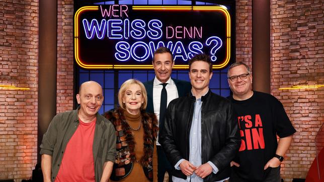 Bild: ARD/Morris Mac Matzen Moderator Kai Pflaume und seine Rateteam-Kapitäne Bernhard Hoëcker und Elton begrüßen in dieser Sendung die ehemalige Nachrichtensprecherin Dagmar Berghoff und den Journalist, Tagesschau-Sprecher und Autor, Constantin Schreiber.