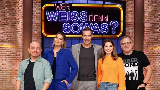 Moderator Kai Pflaume und seine Rateteam-Kapitäne Bernhard Hoëcker und Elton begrüßen in dieser Sendung die Fernsehmoderatorin Laura Wontorra und die Fernsehmoderatorin Kristina Inhof.