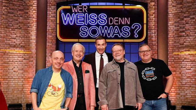Moderator Kai Pflaume und seine Rateteam-Kapitäne Bernhard Hoëcker und Elton begrüßen in dieser Sendung den Moderator Max Schautzer und den Entertainer Jürgen von der Lippe.