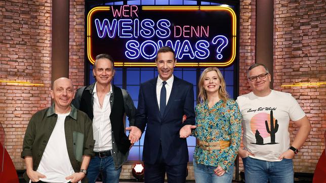 Moderator Kai Pflaume und seine Rateteam-Kapitäne Bernhard Hoëcker und Elton begrüßen in dieser Sendung den Schauspieler Ralf Bauer und die Schauspielerin Eva Habermann.