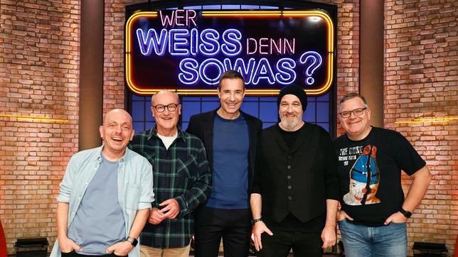Moderator Kai Pflaume und seine Rateteam-Kapitäne Bernhard Hoëcker und Elton begrüßen in dieser Sendung den Radiomoderator und Komiker Robert Treutel, alias Bodo Bach und den Komiker und Kabarettist Torsten Sträter.