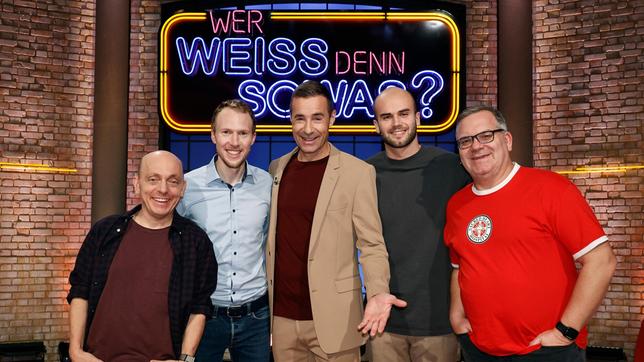 Moderator Kai Pflaume und seine Rateteam-Kapitäne Bernhard Hoëcker und Elton begrüßen in dieser Sendung den Leichtathlet und Europameister im Marathon 2022, Richard Ringer und den Leichtathlet und Speerwurf- Europameister 2022, Julian Weber.