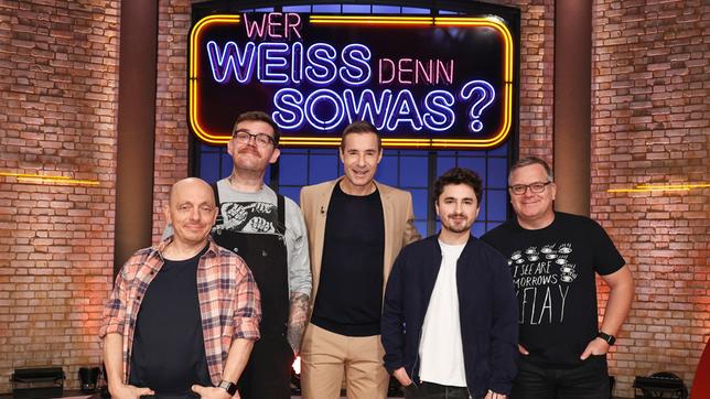Moderator Kai Pflaume und seine Rateteam-Kapitäne Bernhard Hoëcker und Elton begrüßen in dieser Sendung den Musiker und Sänger der Band ‚Jupiter Jones’, Nicholas Müller und den Singer-Songwriter Philipp Dittberner.