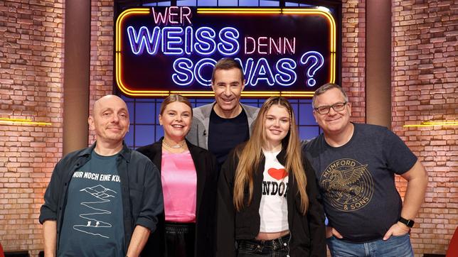 Moderator Kai Pflaume und seine Rateteam-Kapitäne Bernhard Hoëcker und Elton begrüßen in dieser Sendung die Schauspielerin Anne-Sophie Briest und ihre Tochter, die Schauspielerin Faye Montana.
